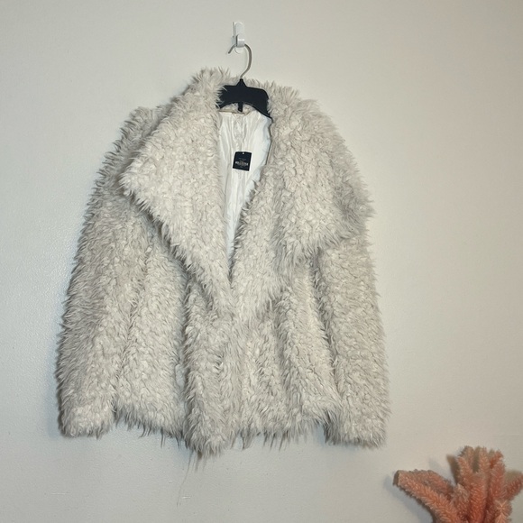 Hollister White Faux Fur Soft Fuzzy Jacket Coat Medium / Large NWT - Picture 1 of 3